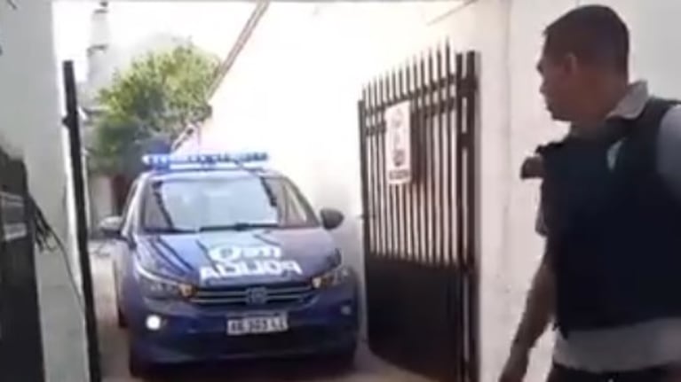 El acusado de ser el líder de las estafas con cripto salió encapuchado de su casa: el video de la detención