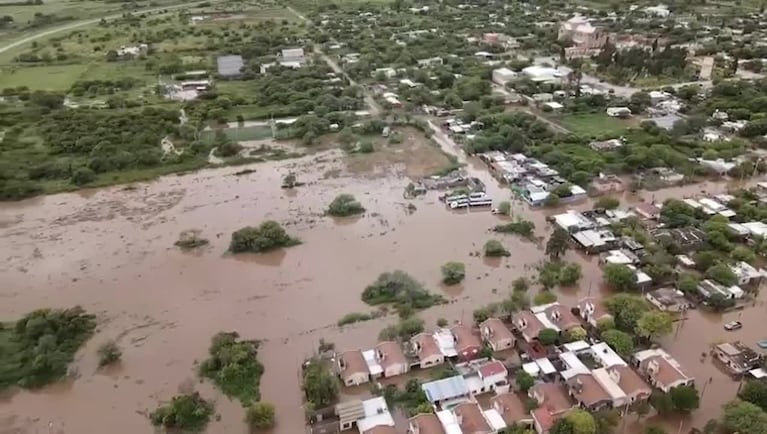 Obispo Trejo quedó inundado por el temporal
