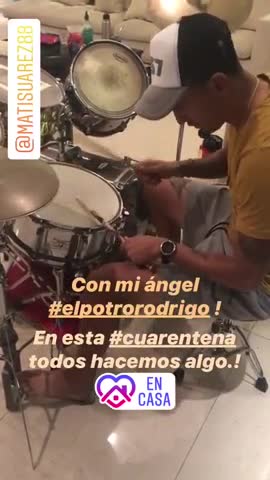 Matías Suárez toca Rodrigo con la batería