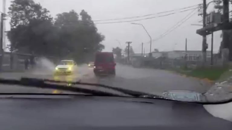 La intensa lluvia dejó calles inundadas en algunos barrios de Córdoba