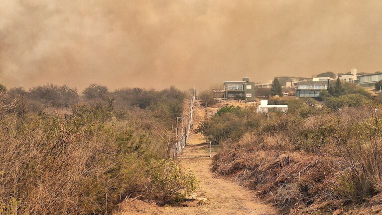 El incendio en La Calera amenaza casas de un country
