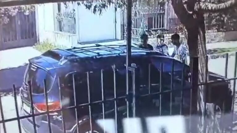 La atacaron en la puerta de su casa, la tiraron al piso y le robaron el auto
