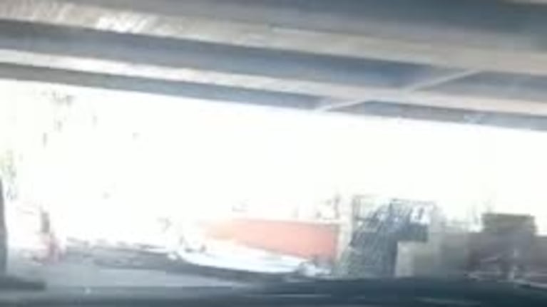 El camión que chocó contra puente Sarmiento