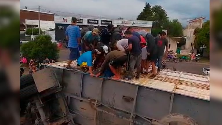 Robaron y faenaron novillos tras el vuelco de un camión en Río Cuarto