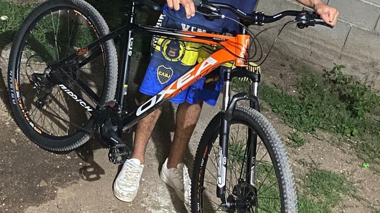 El momento en el que le robaron la bicicleta a un adolescente en Alta Gracia