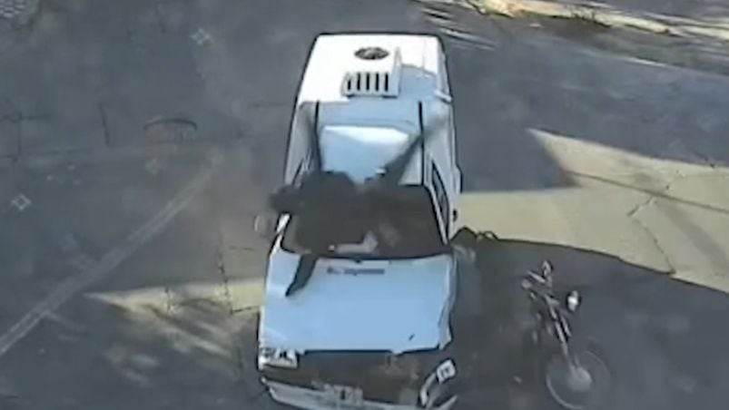 Impactante choque en Yofre: un motociclista voló por los aires