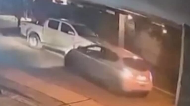 Un auto le chocó la camioneta estacionada en la puerta de su casa y huyó: el tremendo video