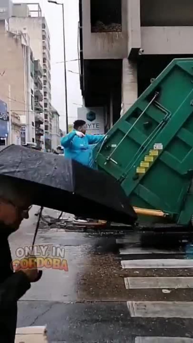 El baile viral de dos recolectores de basura