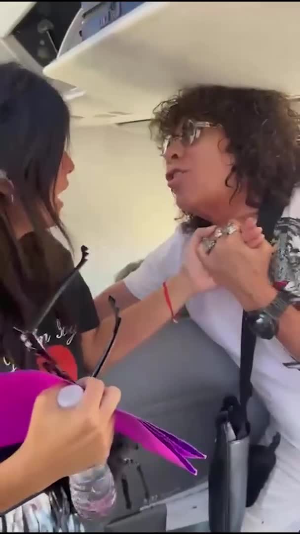 Sus amigas le organizaron su despedida de soltera sorpresa y se cruzó con La Mona en el avión