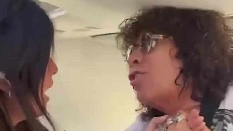 Sus amigas le organizaron su despedida de soltera sorpresa y se cruzó con La Mona en el avión