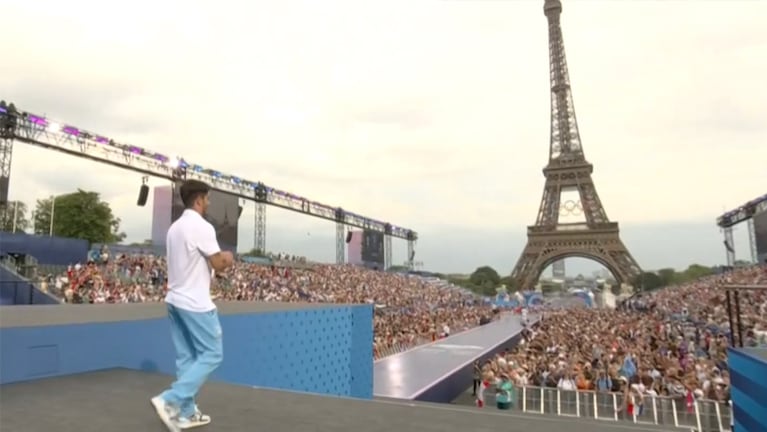 El paseo triunfal de Maligno Torres al pie de la Torre Eiffel y la ovación de los franceses