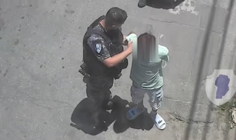 Video: ladrón de 15 años atacó a una mujer en plena calle, lo vieron por las cámaras y lo detuvieron