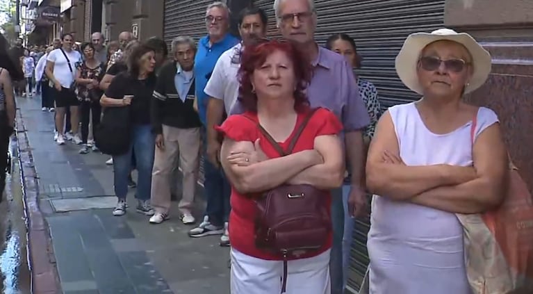 Filas de jubilados para cobrar el bono de 100 mil pesos: la aclaración de la Provincia