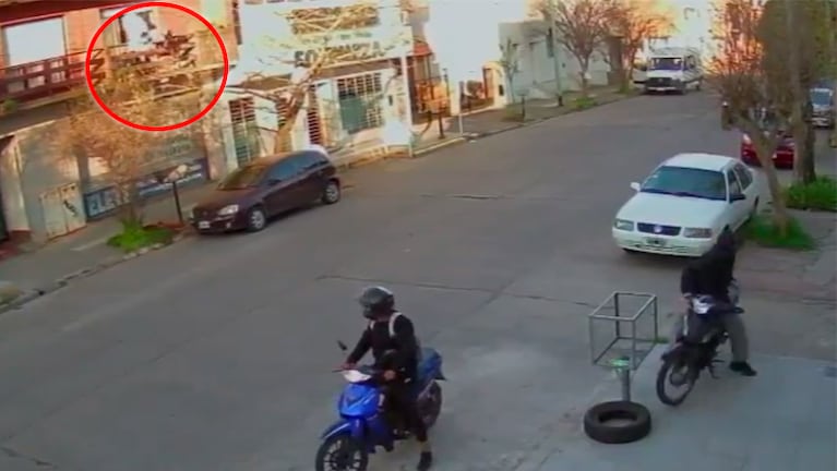 Vio que le estaban por robar la moto, saltó del balcón y se quebró la cadera: el video