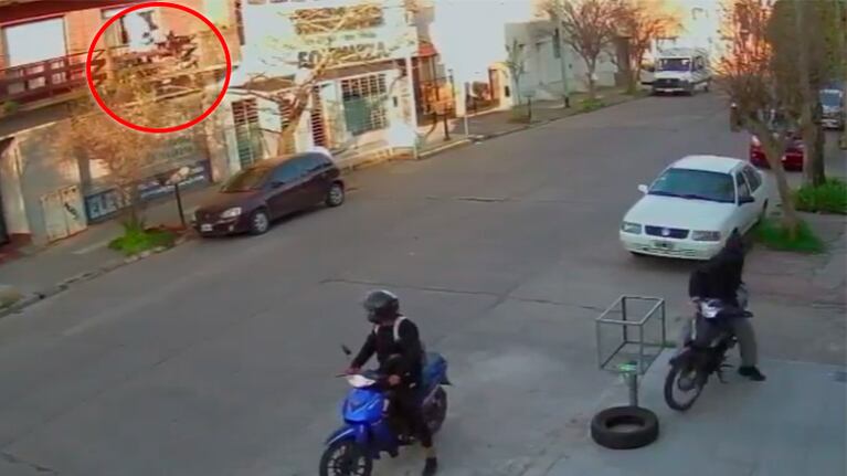 Vio que le estaban por robar la moto, saltó del balcón y se quebró la cadera: el video