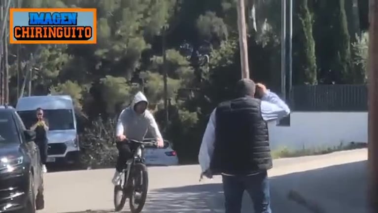 Messi andando en bicicleta en Barcelona