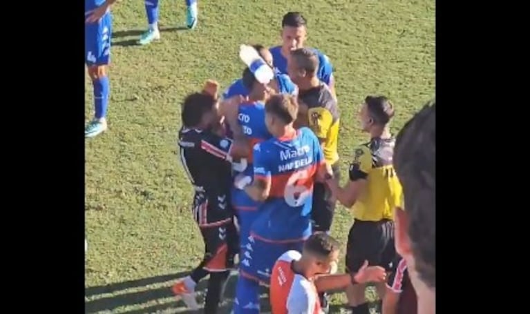 Un hincha de Tigre le pegó un botellazo a un jugador de Chacarita y se suspendió el partido