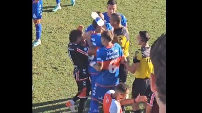 Un hincha de Tigre le pegó un botellazo a un jugador de Chacarita y se suspendió el partido