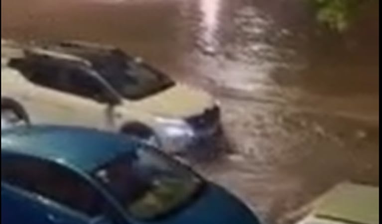 Fuerte tormenta en Córdoba: una de las calles más afectadas por el agua acumulada