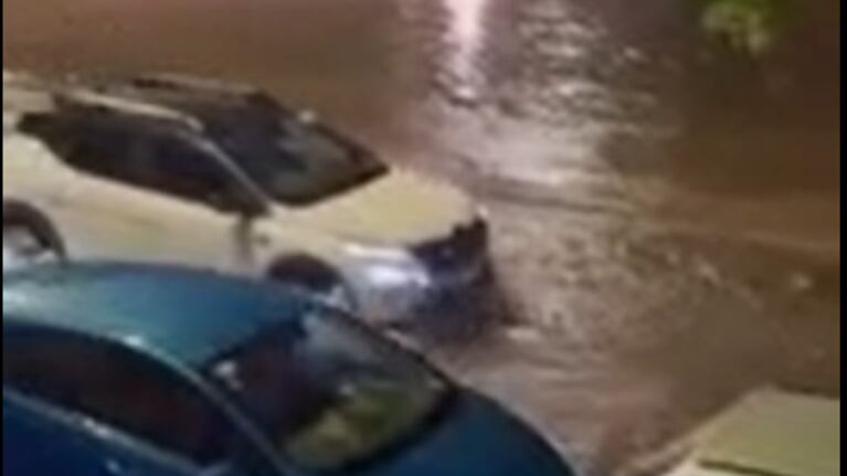 Fuerte tormenta en Córdoba: una de las calles más afectadas por el agua acumulada