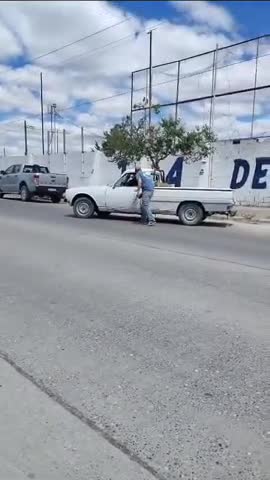 Atacó a palazos la camioneta de su amigo