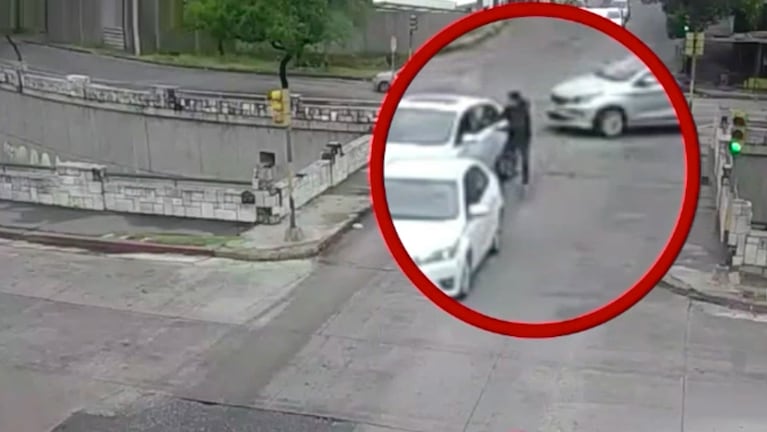 Quiso robarle el celular a un conductor frenado en un semáforo de la Cañada y lo tackleó un policía