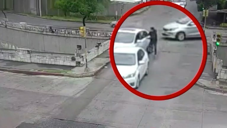Quiso robarle el celular a un conductor frenado en un semáforo de la Cañada y lo tackleó un policía