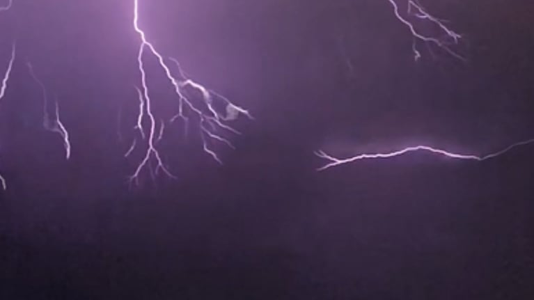 Alerta por tornado en Kansas: las imágenes de los impresionantes rayos que cubrieron el cielo