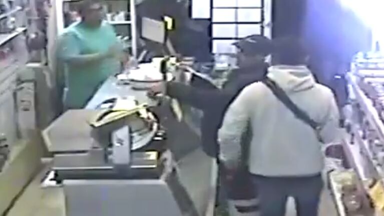 Entró a un almacén, pesó la bolsa de droga en la balanza y se fue: el increíble video