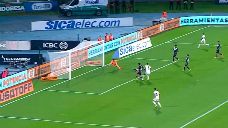 El gol en contra de Mammana para el 1 a 0 de Talleres frente a Vélez
