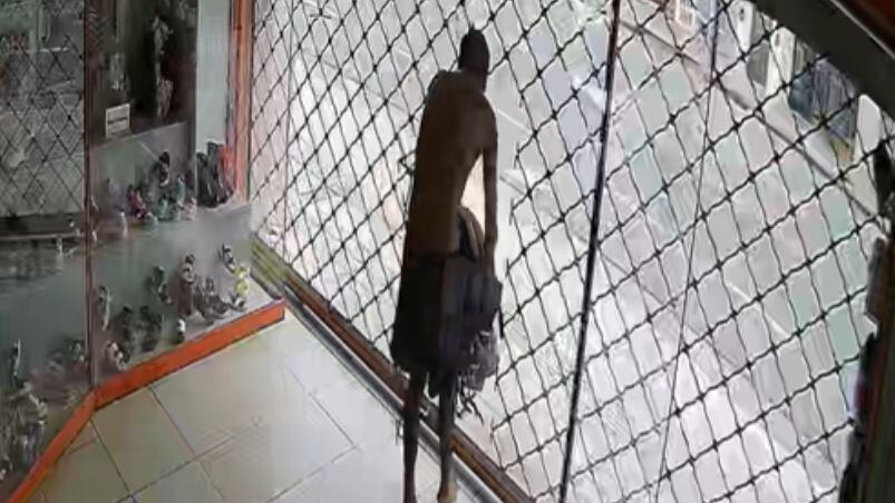 Rompió un vidrio y robó mochilas en un local en barrio San Vicente