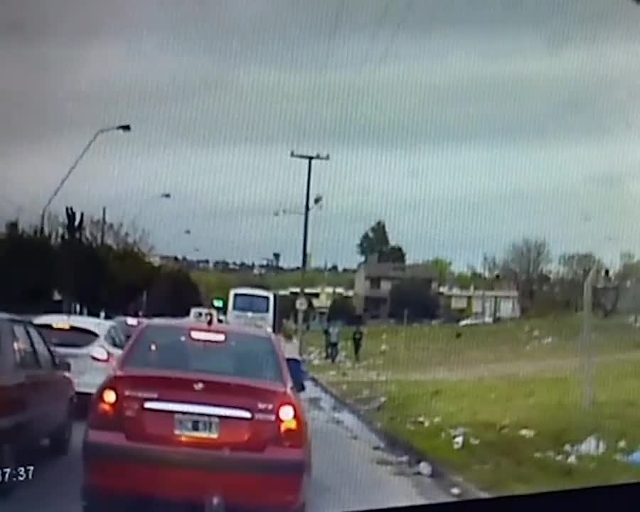 Iba en bici cuando le cortaron el paso y se la robaron