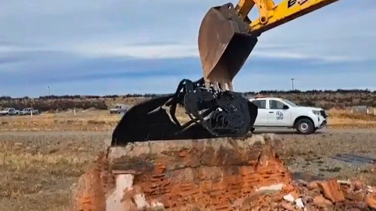 El artista que hizo el derribado monumento a Osvaldo Bayer dijo que lo volverán a levantar