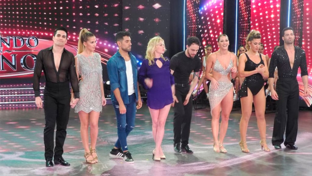 Cuatro parejas en el Duelo de la bachata