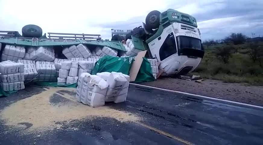 Un camión volcó en la ruta 60 