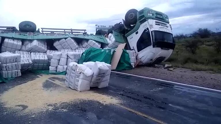 Un camión volcó en la ruta 60