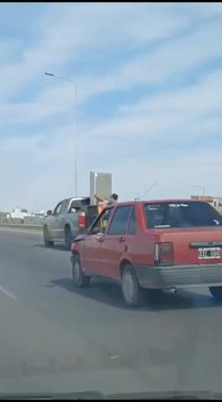 El peligroso traslado de una camioneta