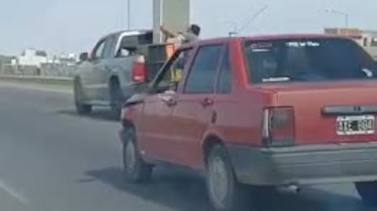 El peligroso traslado de una camioneta
