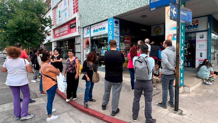 Largas filas en químicas para conseguir repelentes ante el brote histórico de dengue