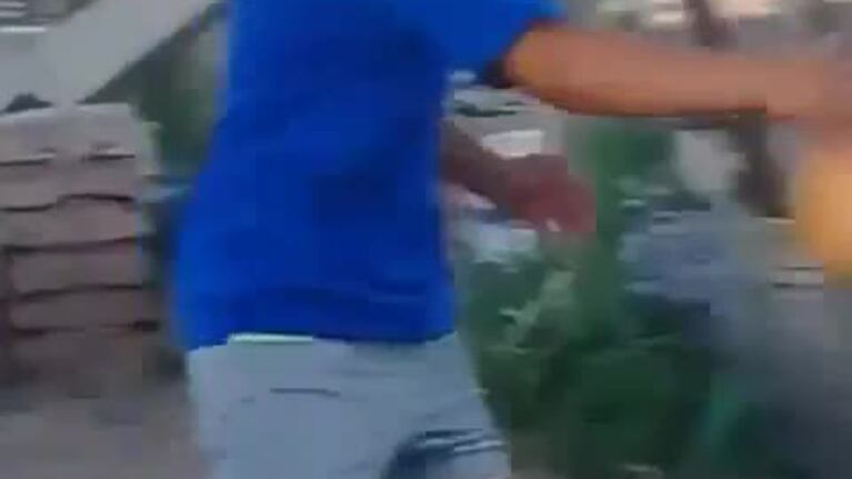 Hace jueguitos con dos prótesis como piernas