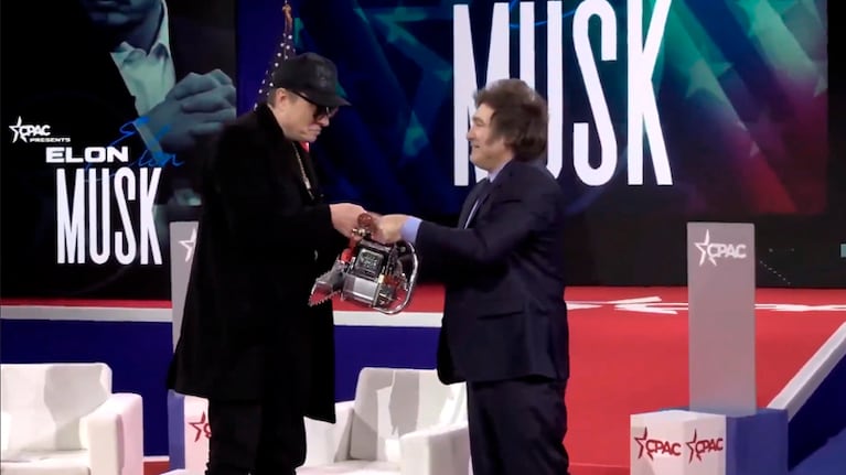 El momento en el que Milei sorprendió a Elon Musk con una motosierra en el escenario