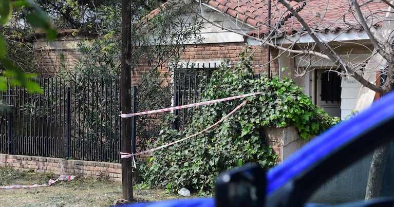 Liberaron a la mujer que convivía con los cadáveres de sus hermanos: “Es un peligro”