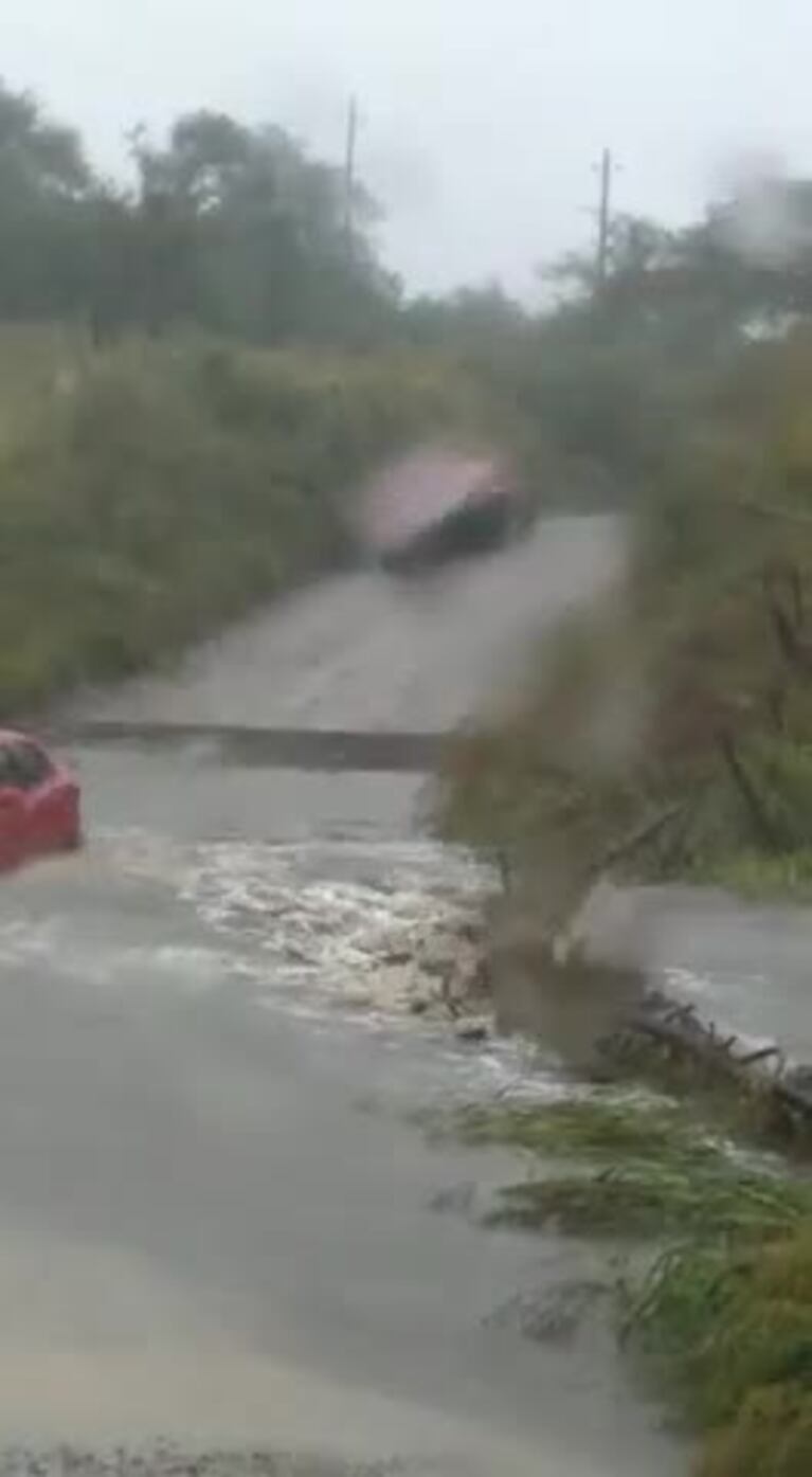 La corriente arrastró a un auto en Calamuchita