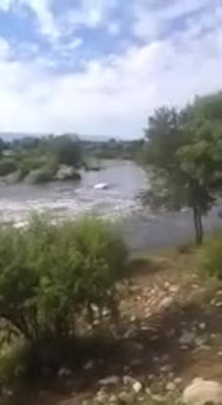 Un auto fue arrastrado por el río en Traslasierra