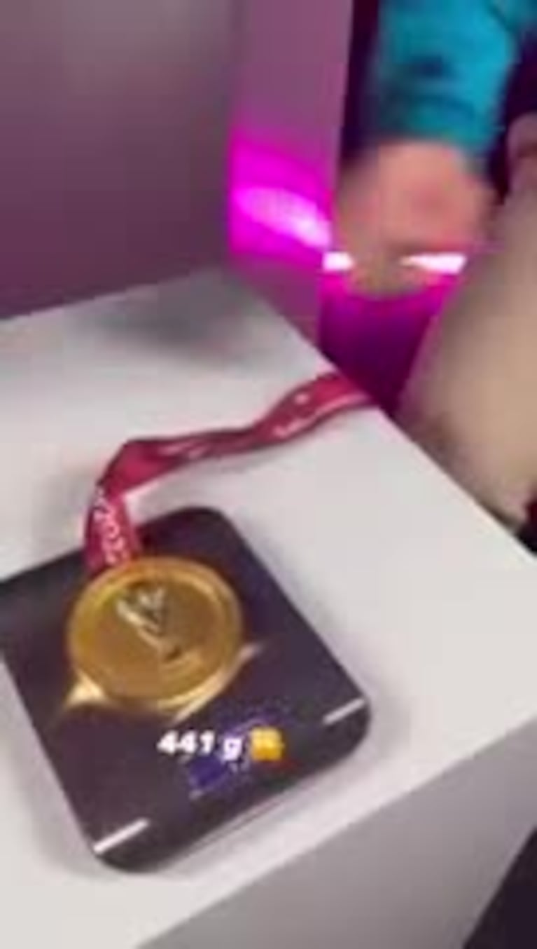 El pesaje de las medallas de Di María y Paredes