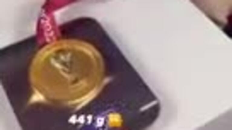 El pesaje de las medallas de Di María y Paredes