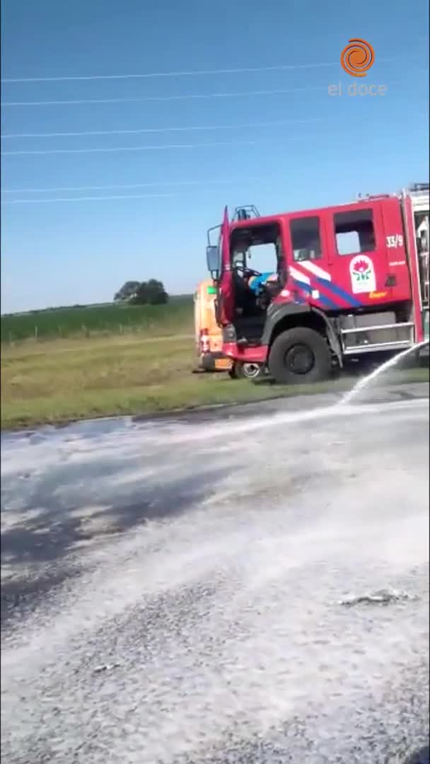 El vuelco de un camión en la autopista Córdoba-Rosario