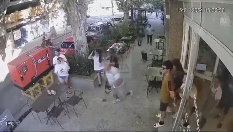 Motochorro lanzó una mujer contra la vereda para robarle el celular