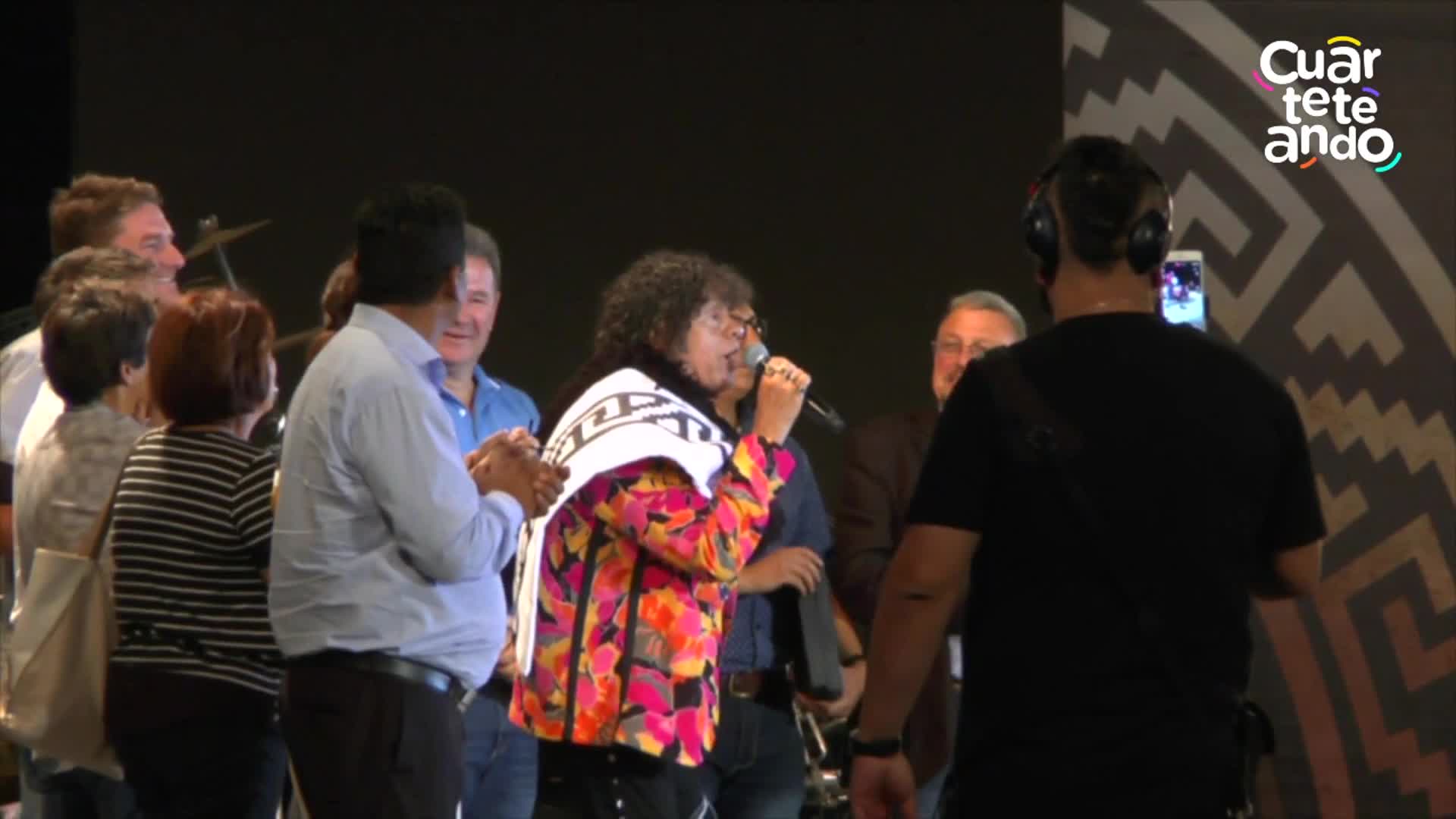 La Mona cantó a capella "Lunita de Alberdi" en Cosquín