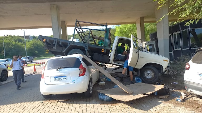 Video: así cayó el camión que aplastó a dos autos en un country de Córdoba